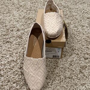 TOMS classic Women's Diamond Pattern Slip-On Flats - Cream/tan. Size 8.